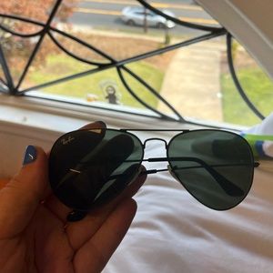 Black aviator Ray Bans